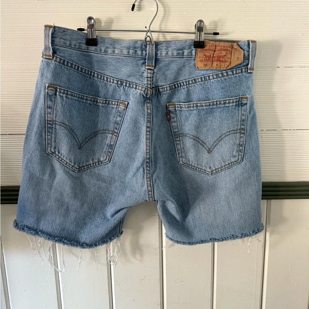 Vintage Levi's shorts 501, Light Blue Frayed Hem Jean 34 - Picture 2 of 4